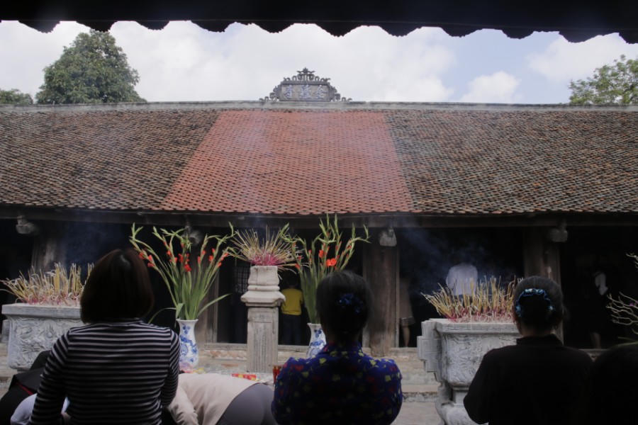 Tấp nập người đến chùa cầu bình an đầu Xuân 